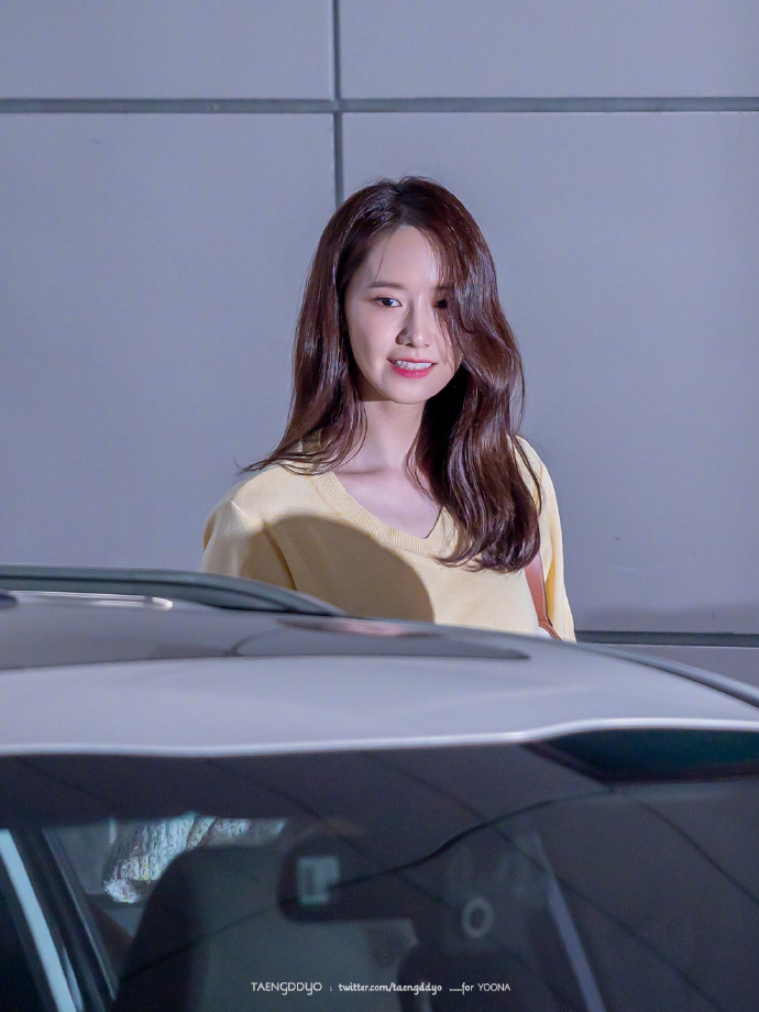 韩国美女明星林允儿黄色短袖小家碧玉图片 2
