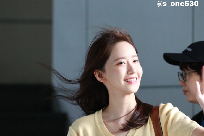 韩国美女明星林允儿黄色短袖小家碧玉图片 4