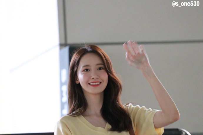 韩国美女明星林允儿黄色短袖小家碧玉图片 5