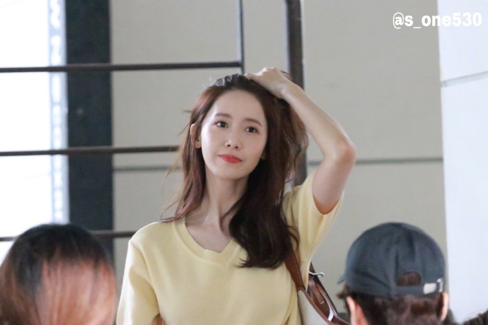 韩国美女明星林允儿黄色短袖小家碧玉图片 6