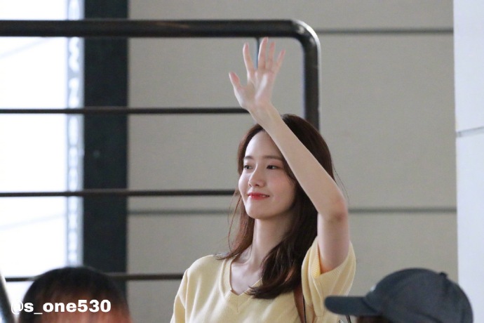 韩国美女明星林允儿黄色短袖小家碧玉图片 8