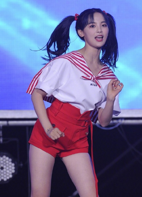 火箭少女沈阳见面会杨超越双马尾水手服造型图 4