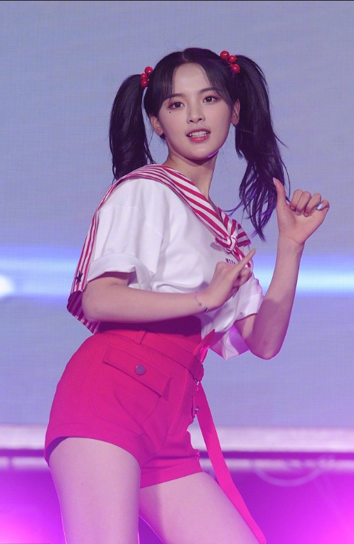 火箭少女沈阳见面会杨超越双马尾水手服造型图 5