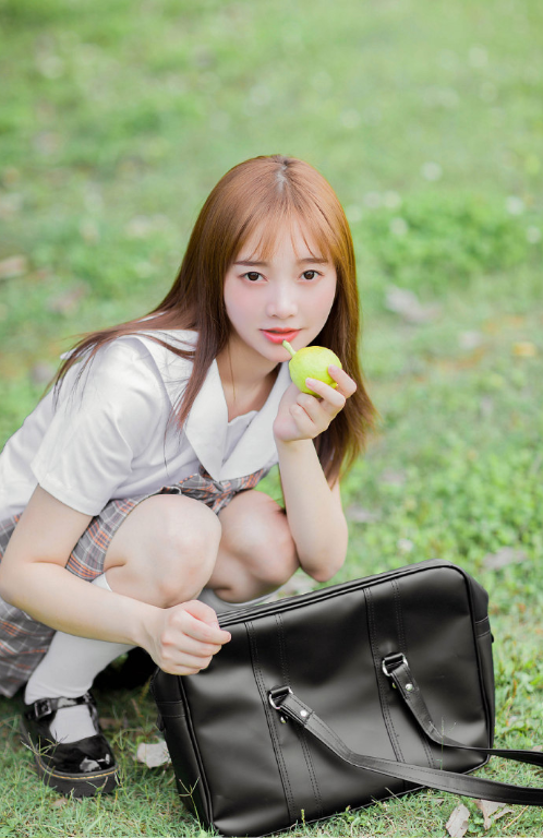 清纯学生妹户外写真美女图片 6
