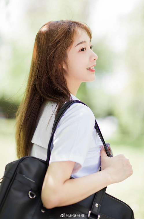 清纯学生妹户外写真美女图片 8