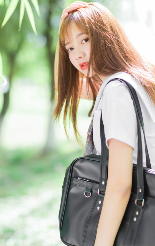 清纯学生妹户外写真美女图片 11