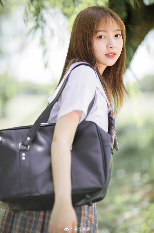 清纯学生妹户外写真美女图片 16