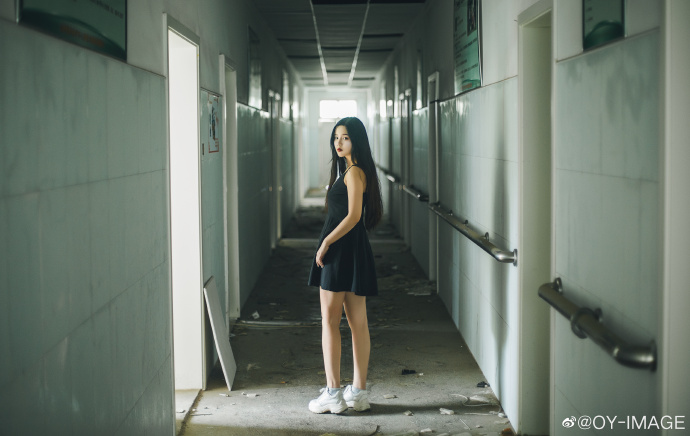 暗黑系黑色吊带美女图片