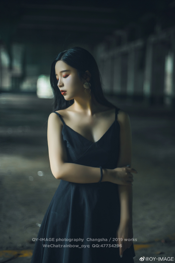 暗黑系黑色吊带美女图片 4