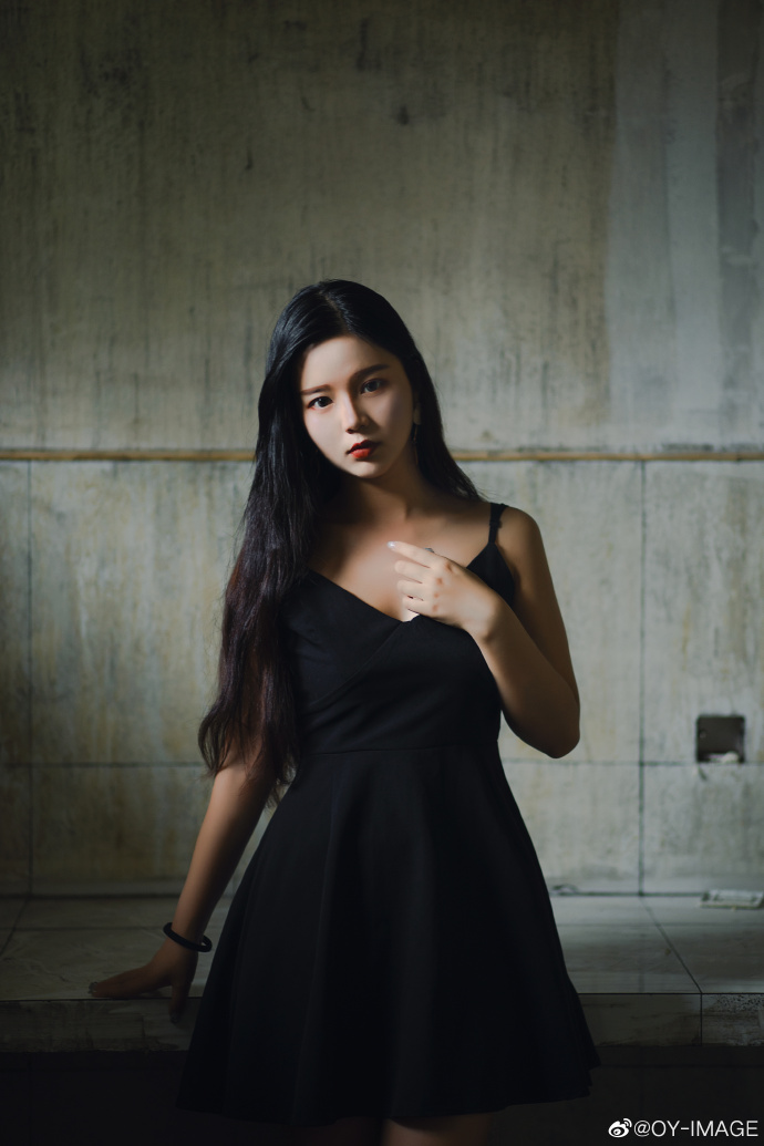 暗黑系黑色吊带美女图片 5