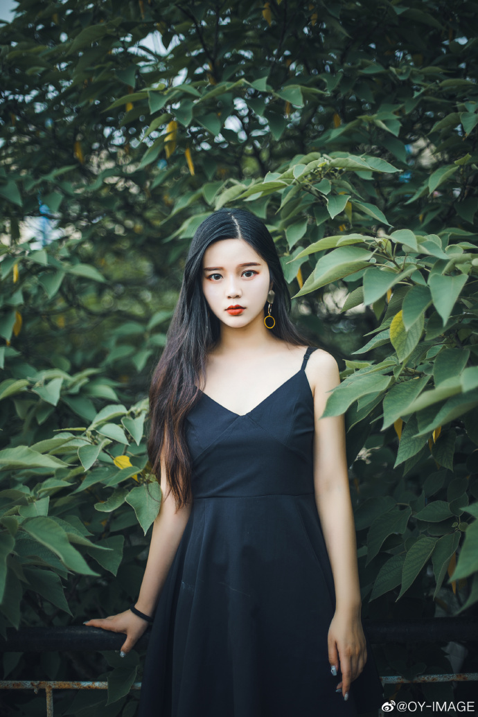暗黑系黑色吊带美女图片 6