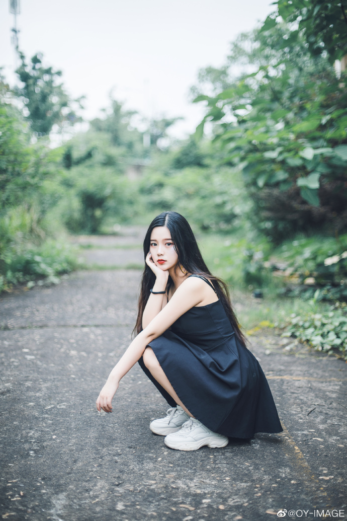 暗黑系黑色吊带美女图片 7