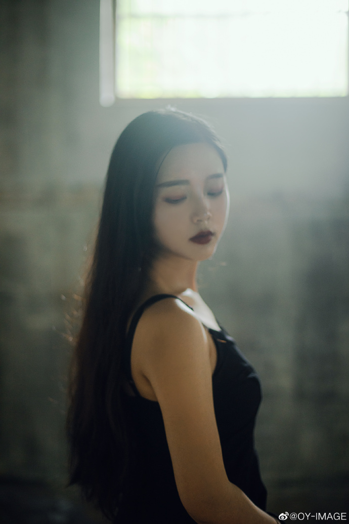 暗黑系黑色吊带美女图片 8