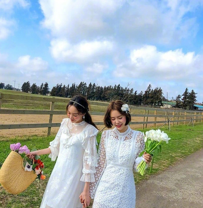 小清新美女的闺蜜婚纱照图片