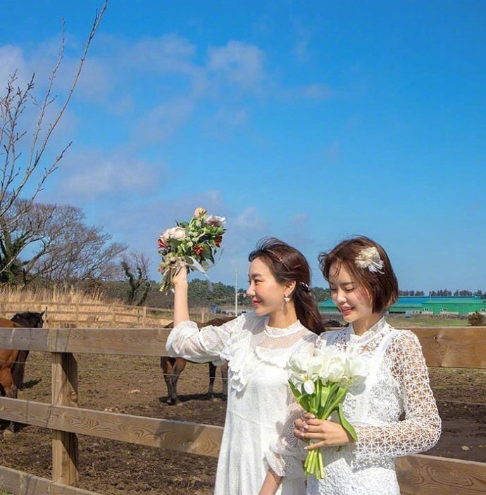 小清新美女的闺蜜婚纱照图片 2