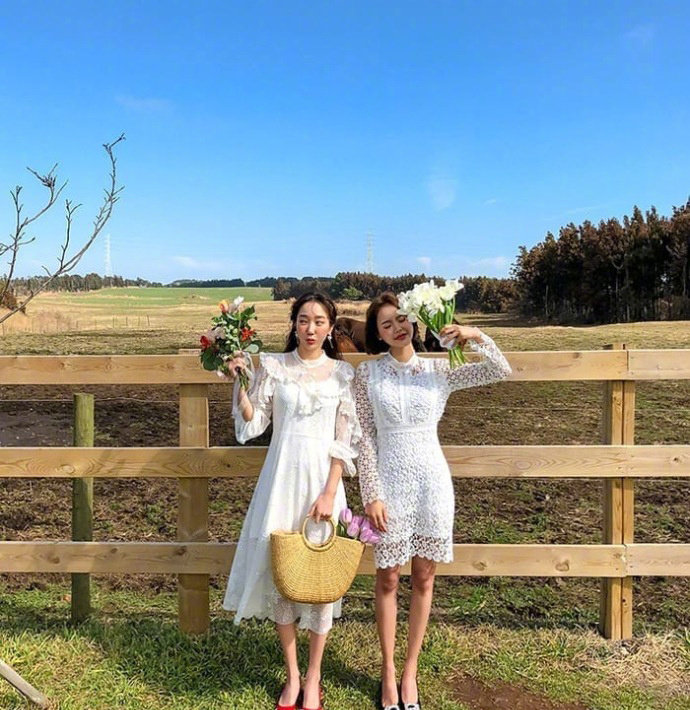 小清新美女的闺蜜婚纱照图片 4