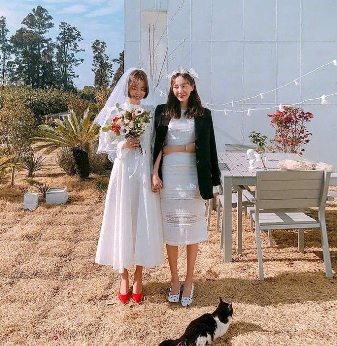 小清新美女的闺蜜婚纱照图片 5
