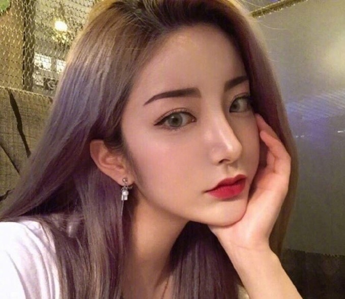 网络美女图片 浅色系发色女生自拍照图片