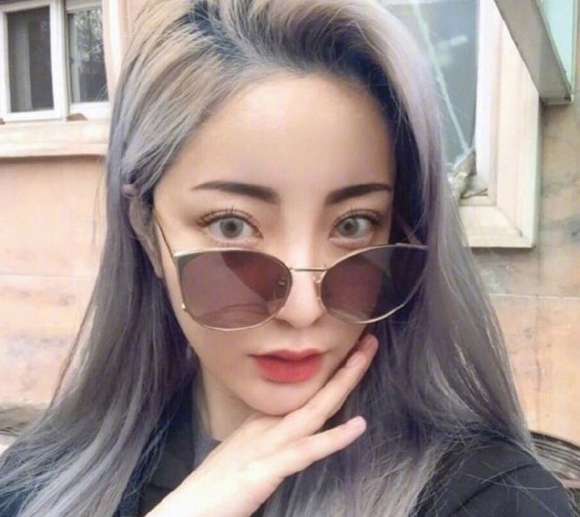 网络美女图片 浅色系发色女生自拍照图片 2
