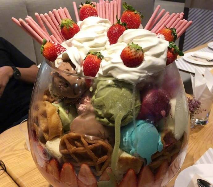 大桶的水果冰淇淋图片 3