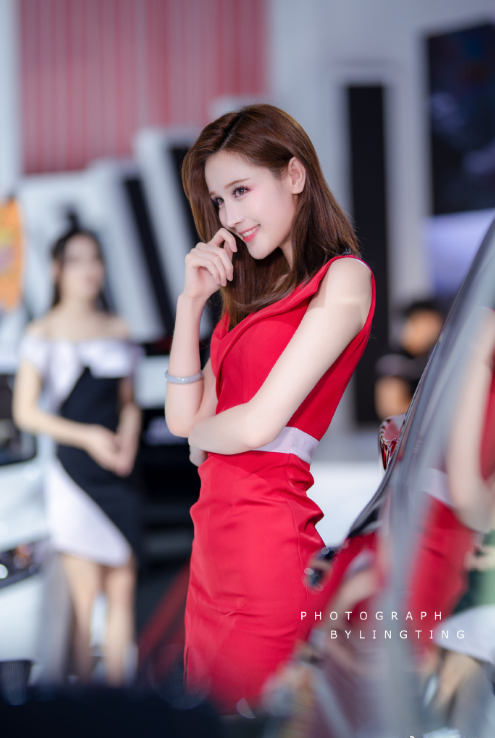 红色裙装的车展模特图片 2