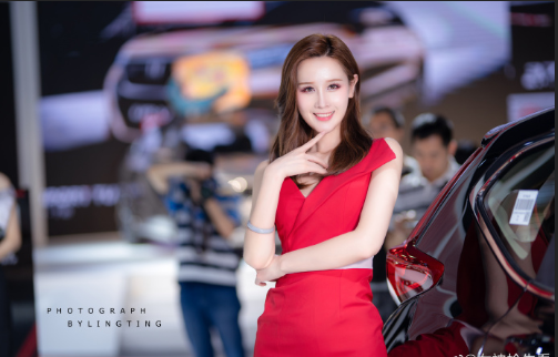 红色裙装的车展模特图片 3