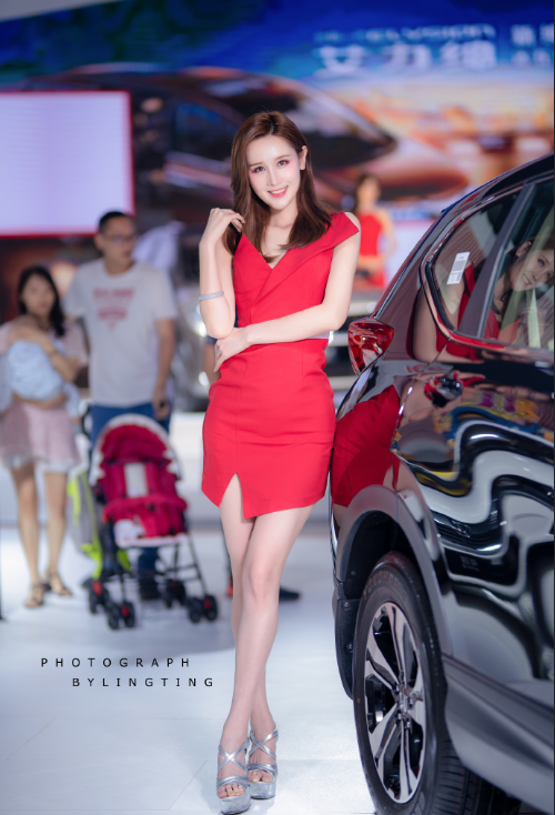 红色裙装的车展模特图片 4