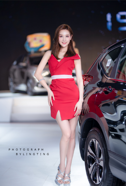 红色裙装的车展模特图片 6