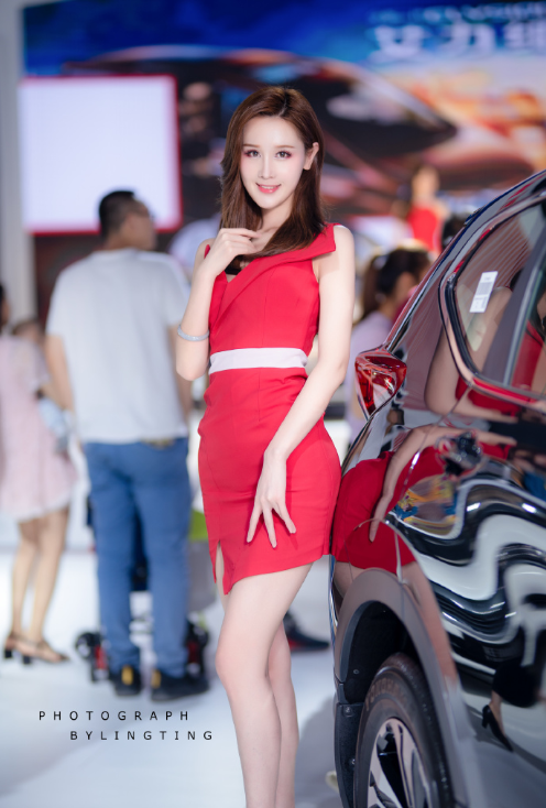 红色裙装的车展模特图片 7
