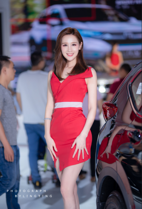 红色裙装的车展模特图片 9