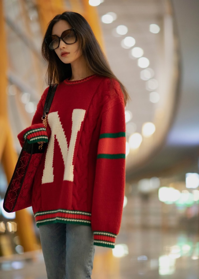 中国美女图片 倪妮红色毛衣搭配紧身牛仔裤简约 6