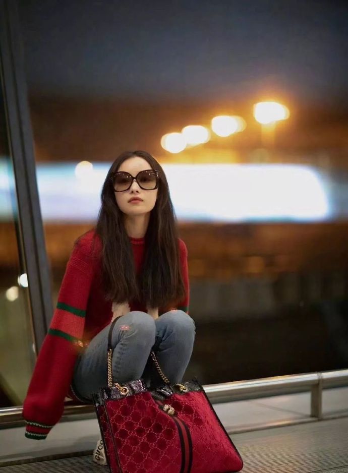 中国美女图片 倪妮红色毛衣搭配紧身牛仔裤简约 7