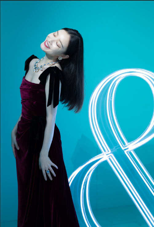 南京美女明星倪妮酒红色丝绒长裙出席活动图片 2