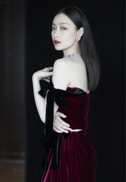 南京美女明星倪妮酒红色丝绒长裙出席活动图片 3