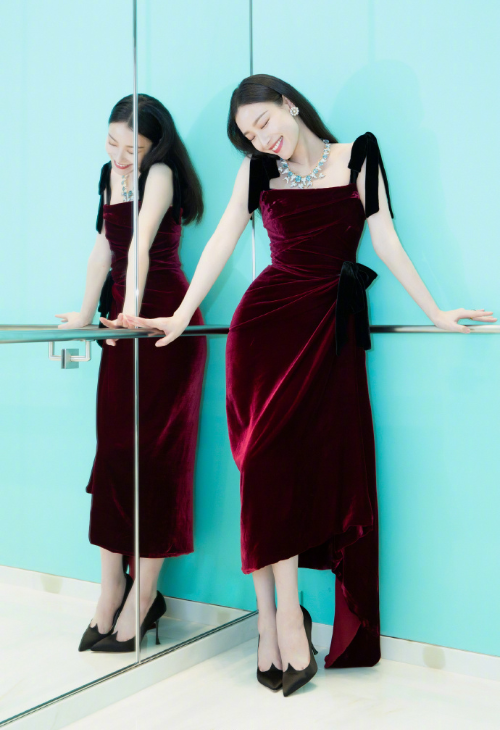 南京美女明星倪妮酒红色丝绒长裙出席活动图片 4