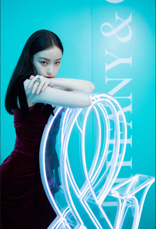 南京美女明星倪妮酒红色丝绒长裙出席活动图片 6