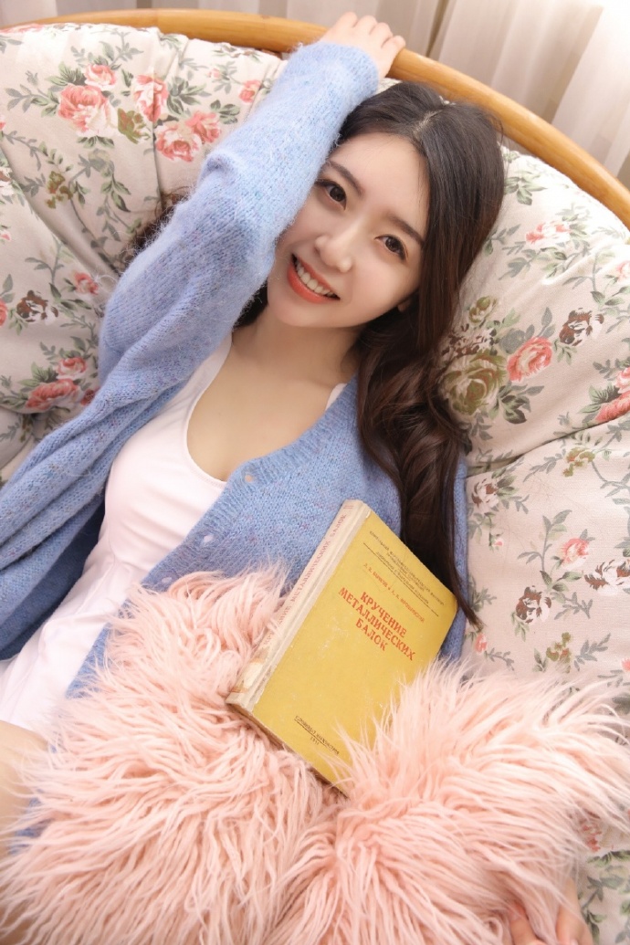 宅男女神范蓝色毛衣清纯美女图片 3