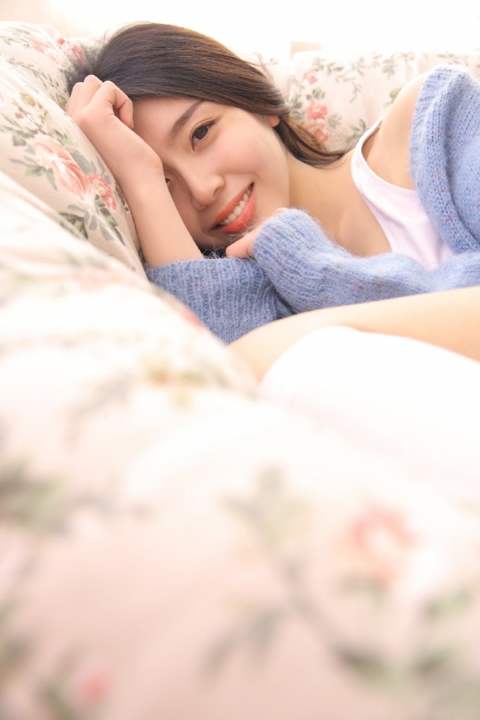 宅男女神范蓝色毛衣清纯美女图片 6