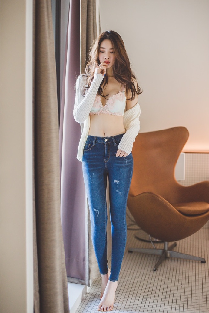 紧身牛仔裤美女图片 3