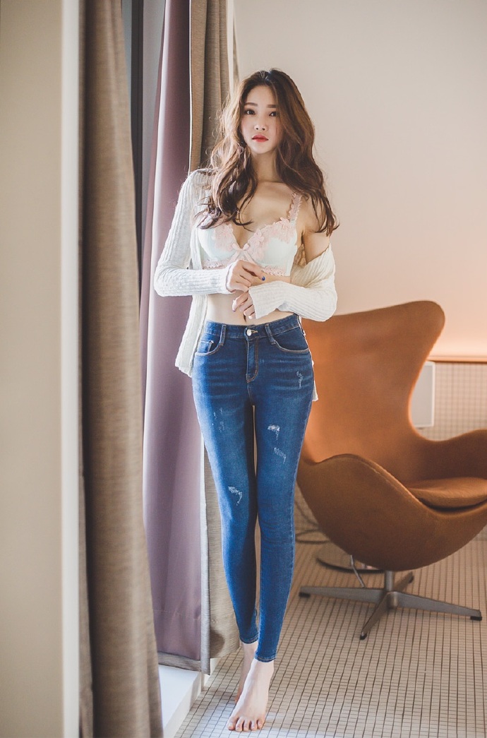 紧身牛仔裤美女图片 5