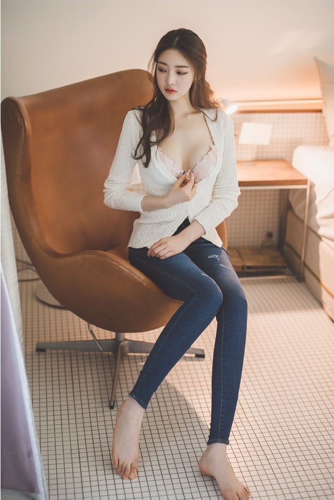 紧身牛仔裤美女图片 7