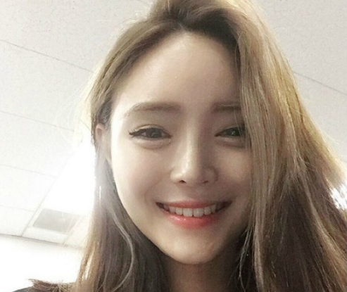 中长发甜美女孩图片 9