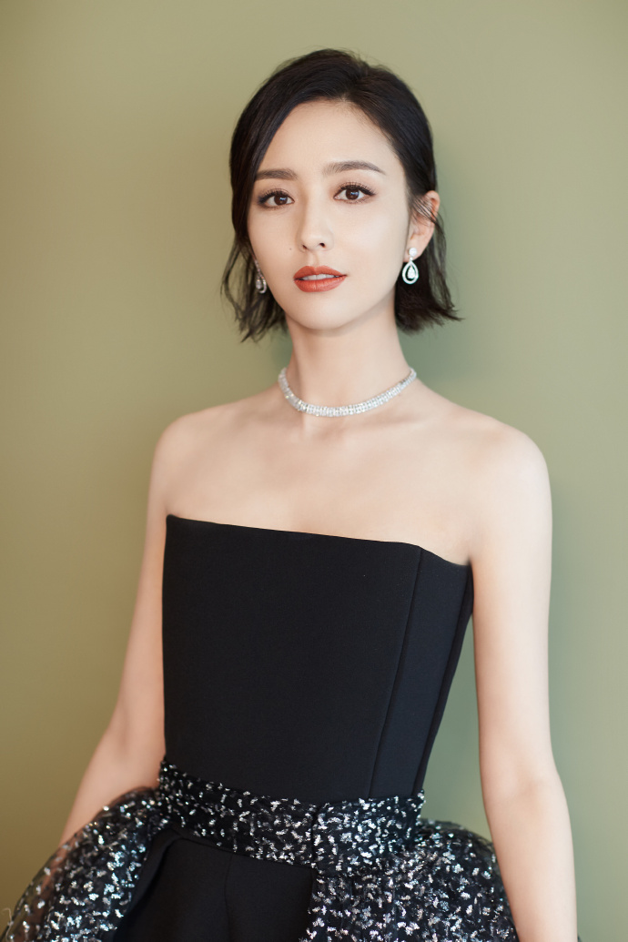 新疆美女明星佟丽娅短发写真图片 2