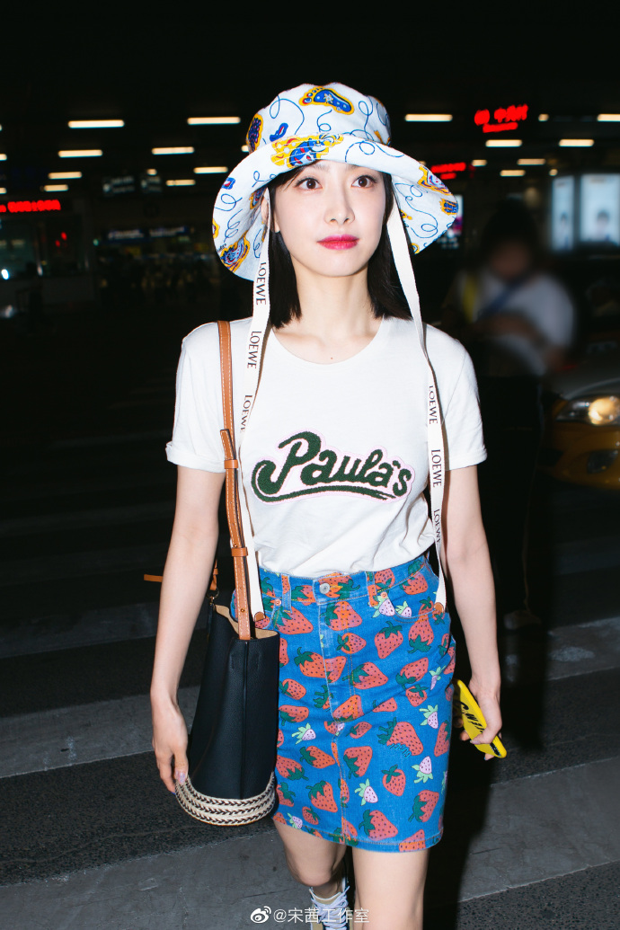 山东美女图片 女明星宋茜白T-shirt搭配牛仔裙街拍 3