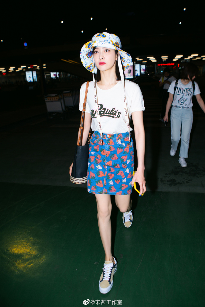 山东美女图片 女明星宋茜白T-shirt搭配牛仔裙街拍 4