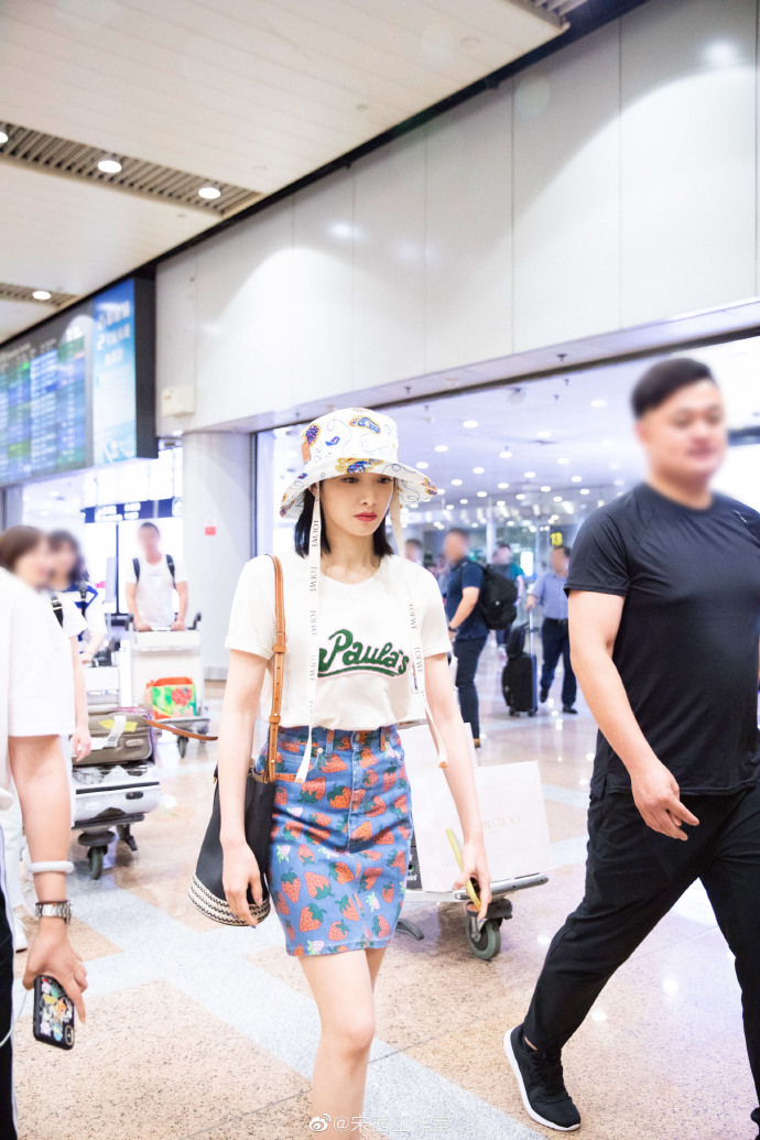 山东美女图片 女明星宋茜白T-shirt搭配牛仔裙街拍 6