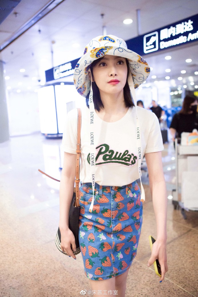 山东美女图片 女明星宋茜白T-shirt搭配牛仔裙街拍 7