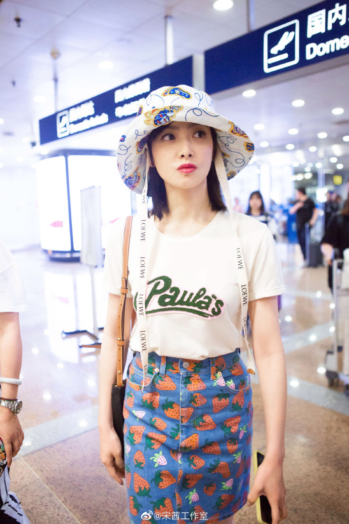 山东美女图片 女明星宋茜白T-shirt搭配牛仔裙街拍 8