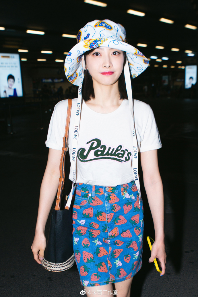 山东美女图片 女明星宋茜白T-shirt搭配牛仔裙街拍 9