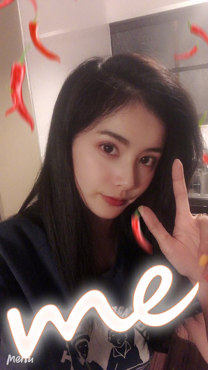 可爱的大眼美女自拍照图片